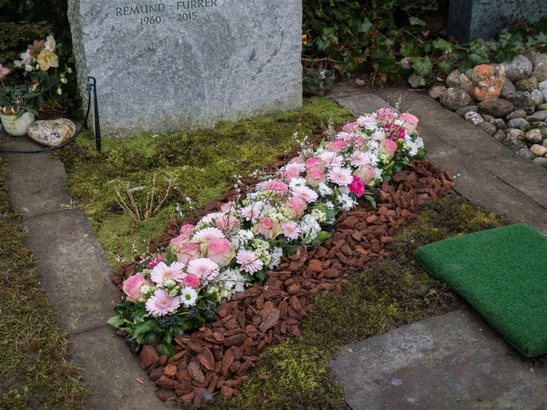 Blumenbalken auf Grab